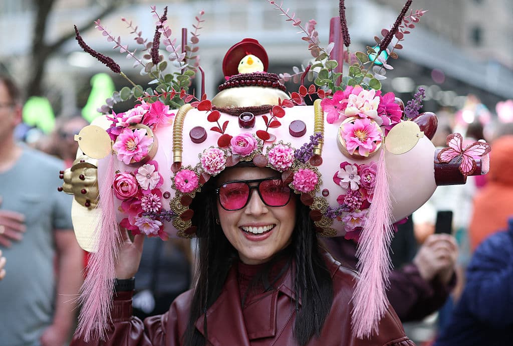 Otros sombreros, como el de esta mujer, fueron producidos con un mensaje particular.