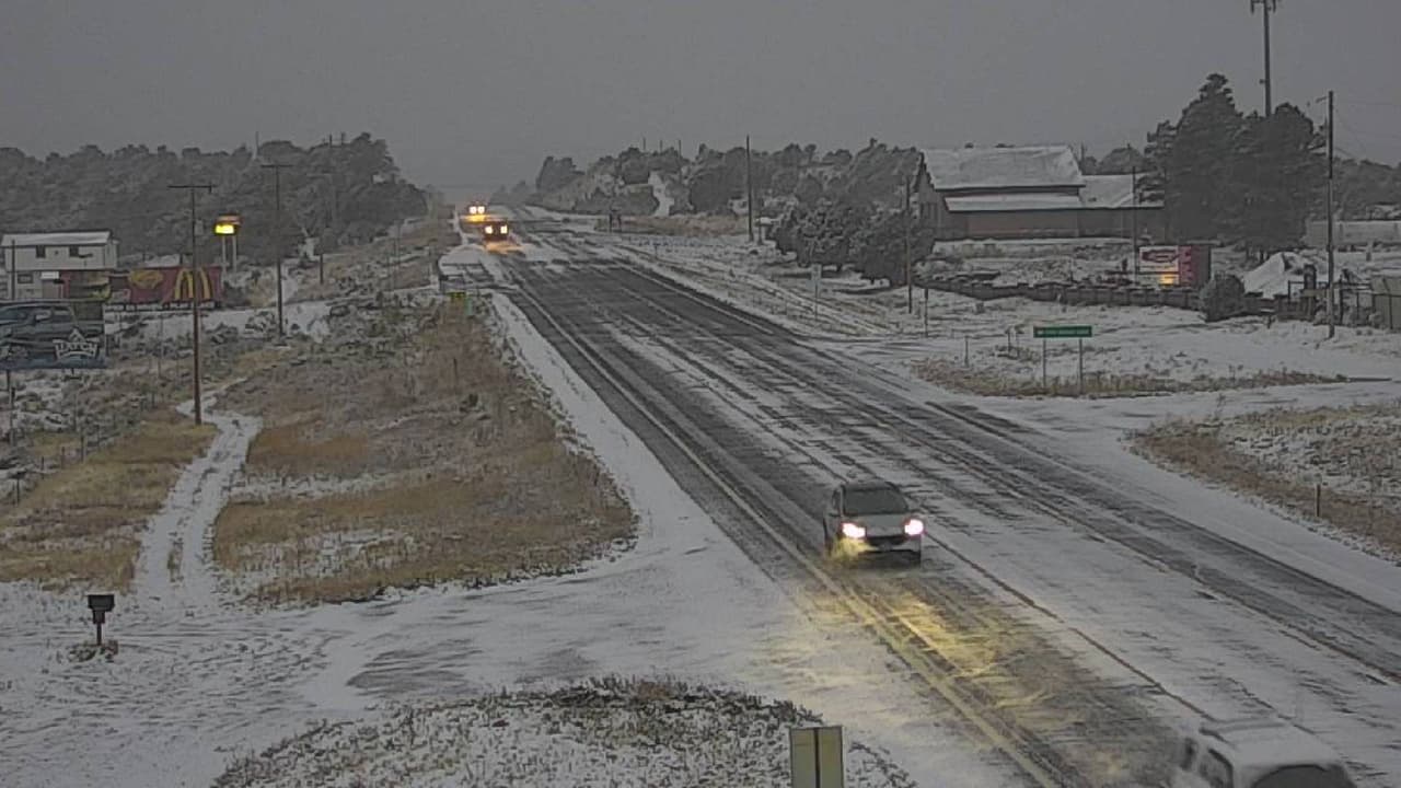 Llega el frío y cae nuevamente nieve en Arizona. [Esta imagen fue captada en Show Low, Arizona]
<br>
<br>