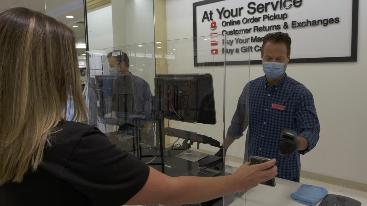 Macy's está pidiendo a clientes y trabajadores mantener el distanciamiento social, uso de mascarillas e instaló una barrera de plástico en las cajas registradoras para disminuir el contacto.