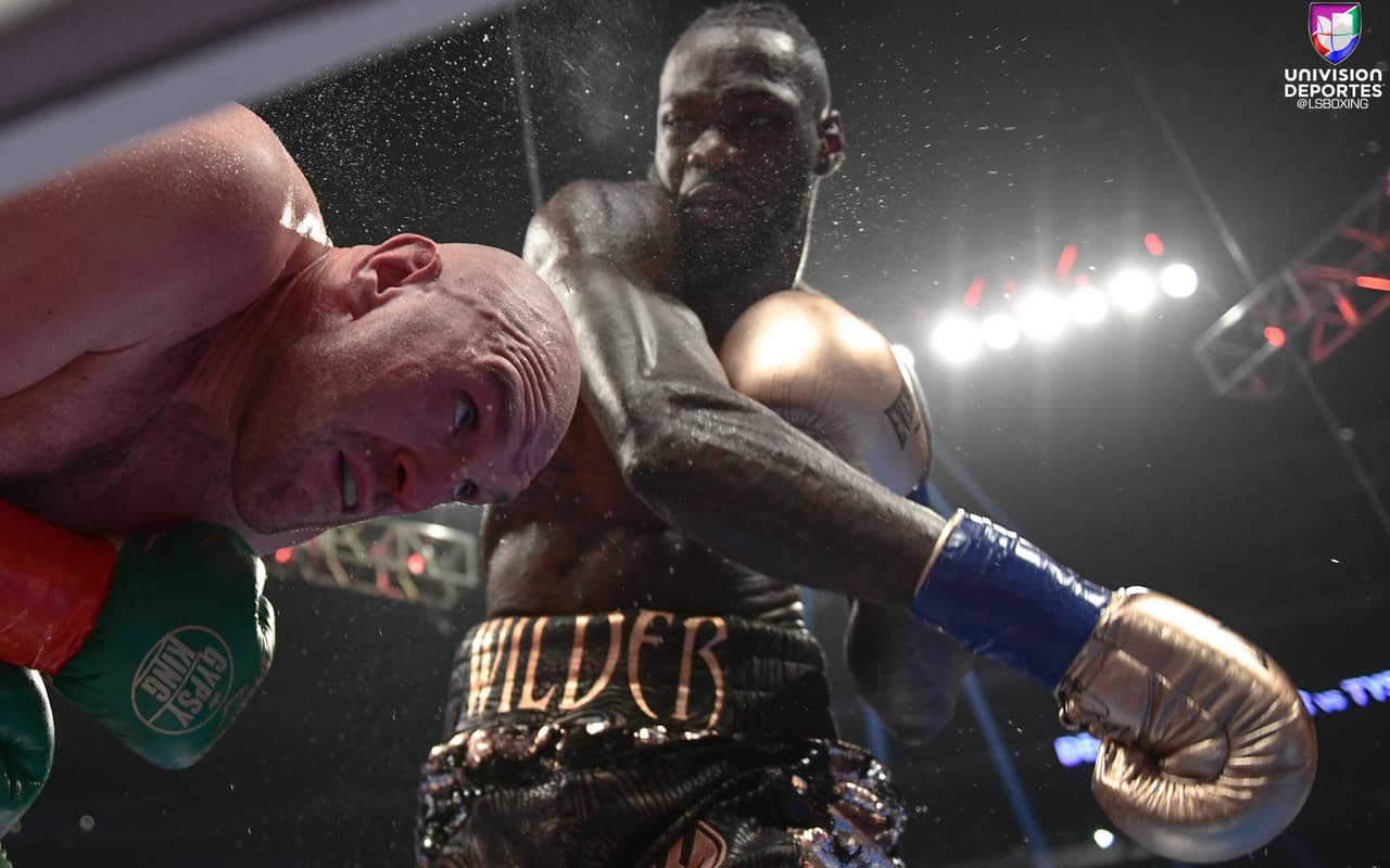 Tyson Fury y Deontay Wilder brindaron una pelea para la historia en el Staples Center de Los Ángeles. Wilder, monarca del CMB de peso completo, tiró en dos ocasiones al inglés, quien se levantó tras dominar la contienda con su elusivo boxeo. AL final, los jueces otorgaron un empate.