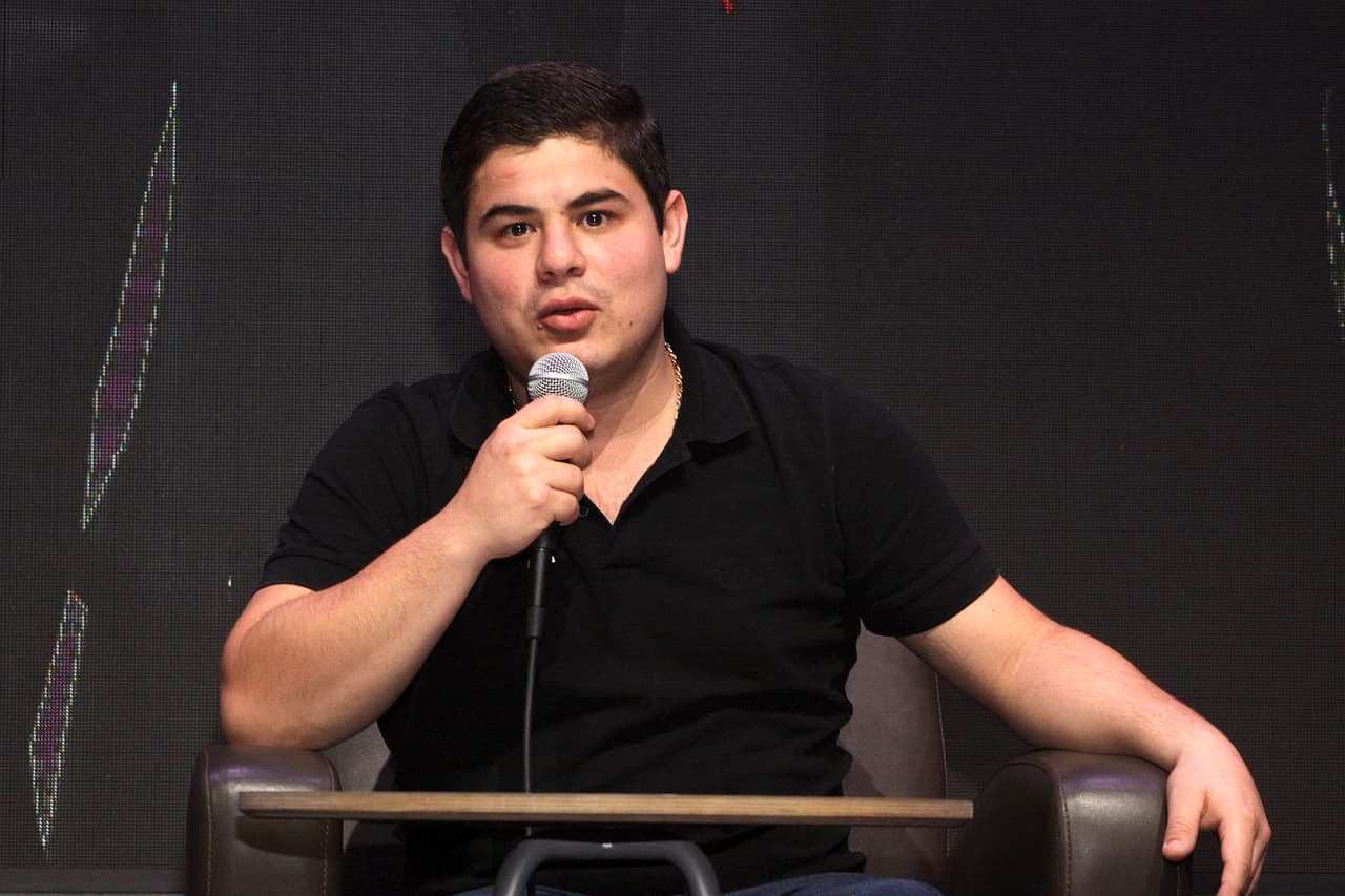 El 14 de diciembre del 2018, 
<b><a href="https://www.univision.com/shows/primer-impacto/alfredo-olivas-declara-como-testigo-por-dos-intentos-de-asesinato-contra-su-padre-video" target="_blank">Alfredo Olivas Valenzuela</a></b>, padre del cantautor, sufrió un atentado en Zapopan, México. Diez días después, el 24 de diciembre, cuando aún se recuperaba en un hospital privado, un grupo armado entró por el área de urgencias para 
<b><a href="https://www.univision.com/entretenimiento/el-padre-de-alfredo-olivas-esta-bien-luego-de-que-intentaran-matarlo-por-segunda-ocasion" target="_blank">intentar asesinarlo </a></b>por segunda ocasión.