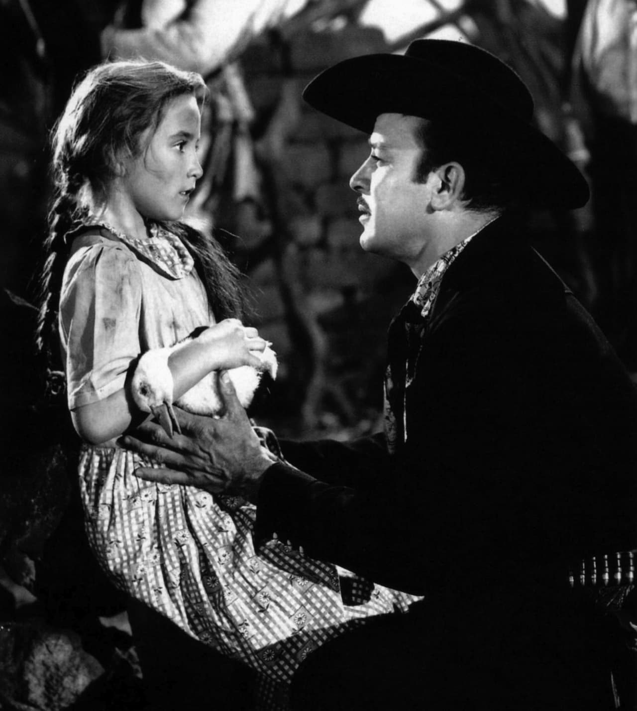 Oficialmente se sabe que Pedro Infante procreó seis hijos y adoptó a la hija de su hermana, pero a lo largo de los años han surgido numerosos individuos que dicen ser hijos naturales del artista.