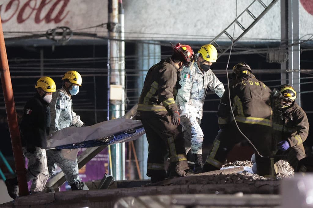 Hasta el momento, se han registrado 23 personas fallecidas, una de ellas en el hospital después de haber sido rescatado y llevado de urgencia para recibir la atención médica necesaria.