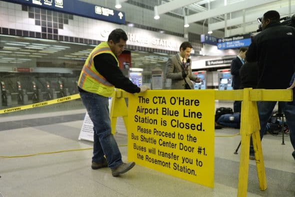 Los trabajadores cortarán algunos vagones para retirar las piezas más fácilmente.