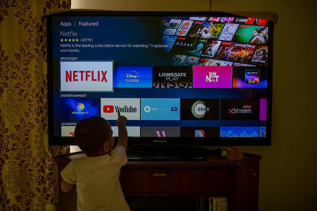 <b>4. Revise cuentas en las que tiene pagos automáticos y que no usa: </b>Carlos Guamán recomienda "comenzar a eliminar esos gastos innecesarios. Todo lo que está registrado automáticamente que usted lo paga y que ni cuenta se da que le quitan el dinero. Entonces, si elimina esas subscripciones va a tener un poquito más de dinero para hacer otros gastos que sean necesarios".