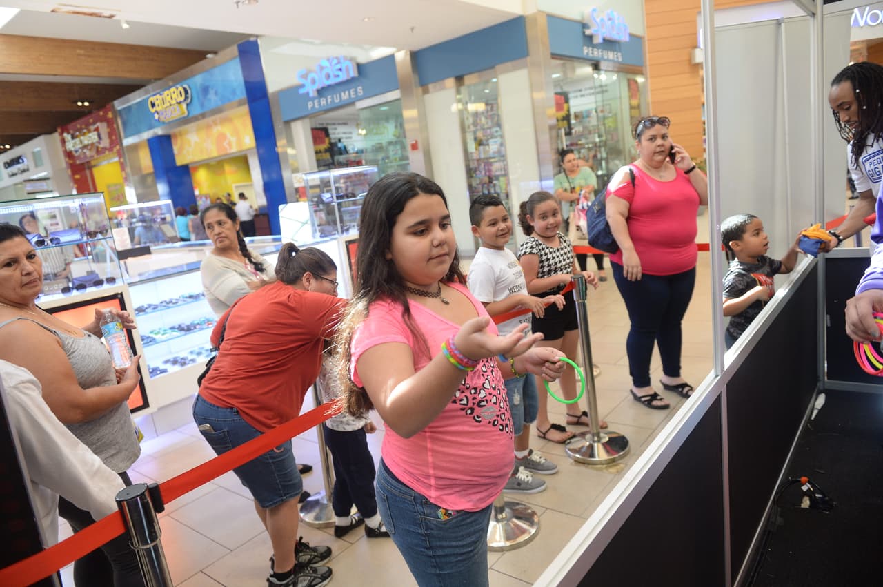 Esta jovencita se llevó los premios con los aros.