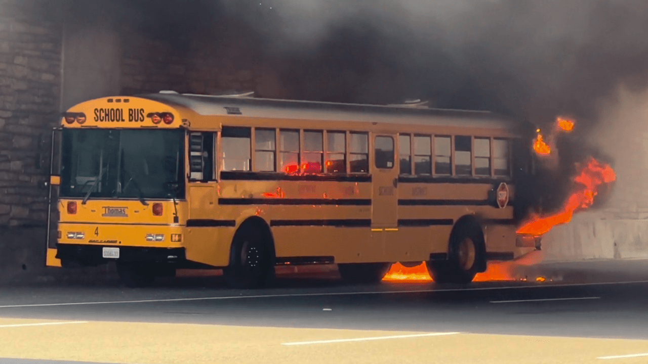 El autobús había recogido a alumnos del Distrito Escolar Unido de Buckeye y los regresaba a sus casas, cuando comenzó a incendiarse por motivos que aún se desconocen.