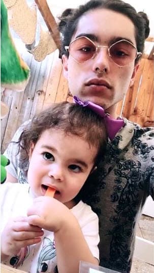 Y es que el joven papá compartió en sus historias de Instagram algunos momentos que pasó junto a su hija.