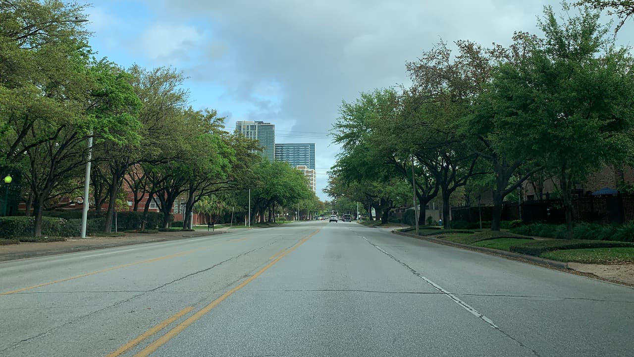 Escenas como esta de una disminución de vehículos circulando en las calles se han vuelto muy comunes en los últimos días.