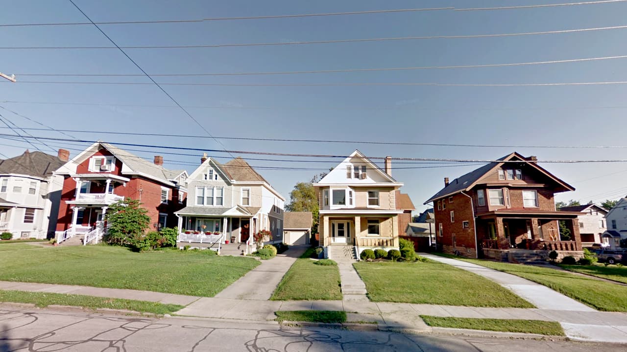 <b>Ohio: Norwood. – Obtuvo 68.24 de 100 puntos dentro de las mejores ciudades de clase media para vivir.</b> Es un suburbio de Cincinnati con una población de 19,611 que se encuentra en el condado de Hamilton y es uno de los mejores lugares para vivir en Ohio. Vivir en Norwood ofrece a los residentes un ambiente urbano y la mayoría de los residentes alquilan sus casas. Cuenta con muchos bares, restaurantes, cafeterías y parques.