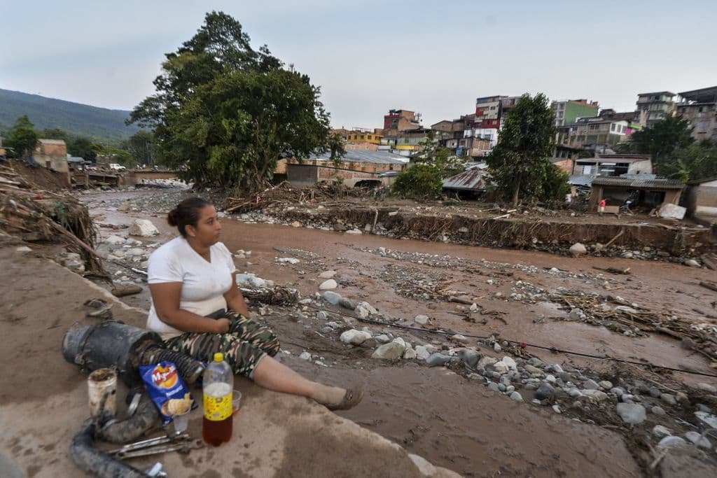 Esta mujer observa cómo el pueblo quedó devastado tras el deslave