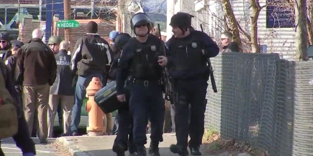 La policía dijo que los oficiales entraron a la casa en la cuadra 4600 de Hawthorne Street en la sección de Frankford después del intercambio de disparos y encontraron al hombre muerto poco antes de las 3 p.m., el 9 de enero.
<br>
<br>