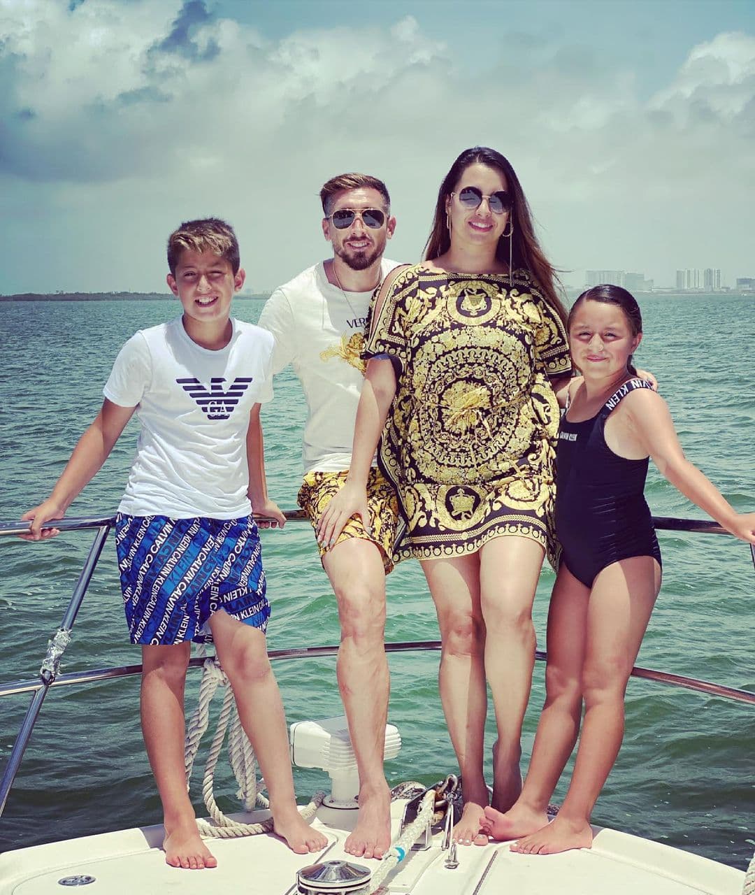 El mexicano 
<b>Héctor Herrera</b> juega en el Club Atlético de Madrid y está casado con 
<b>Shantal Mayo</b>. Tienen dos hijos: David, de 9 años, y Valentina, de 6.
<br>