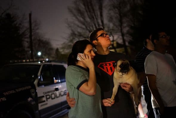 La policía confirmó vía Twitter, la detención del segundo sospechoso de los atentados del pasado lunes en el maratón de Boston (EE.UU.) y que había sido acorralado en el barrio de Watertown. "CAPTURADO!!! La caza se ha acabado. La búsqueda ha terminado. Se acabó el terror. Y la justicia ha ganado. El sospechoso está bajo custodia", se lee en el tuit de la policía de Boston. A lo largo de toda la jornada un extraordinario despliegue policial había perseguido a Dzhokhar Tsarnaev, un joven de 19 años de origen chechén, presunto coautor de los atentados. Según el diario Boston Globe, Tsarnaev fue capturado después de un tiroteo en el que resultó herido, por lo que está siendo trasladado al Hospital Mount Auburn de Cambridge. Un oficial le dijo al diario que el joven, de 19 años, se encuentra consciente. La noticia de su captura fue acogida con aplausos por el público que salió de sus casas.