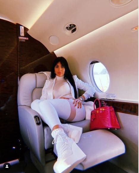 De hecho, 
<b>el Birkin de Hermès</b> es uno de los modelos favoritos de la 'socialité', pues en sus redes sociales ha presumido varios de ellos en diferentes colores y acabados. Por ejemplo, este rojo de aquí es de cocodrilo.