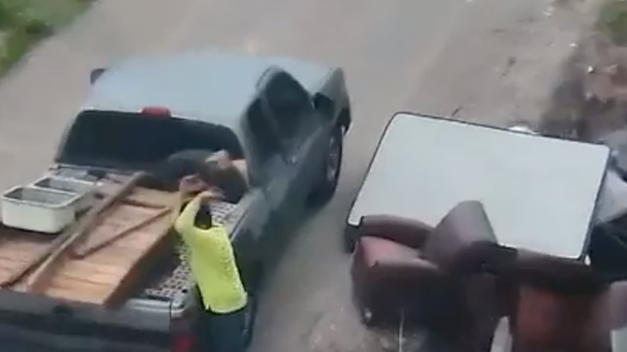 Buscan a hispano que tiró enormes cantidades de basura de manera ilegal en el sureste de Houston