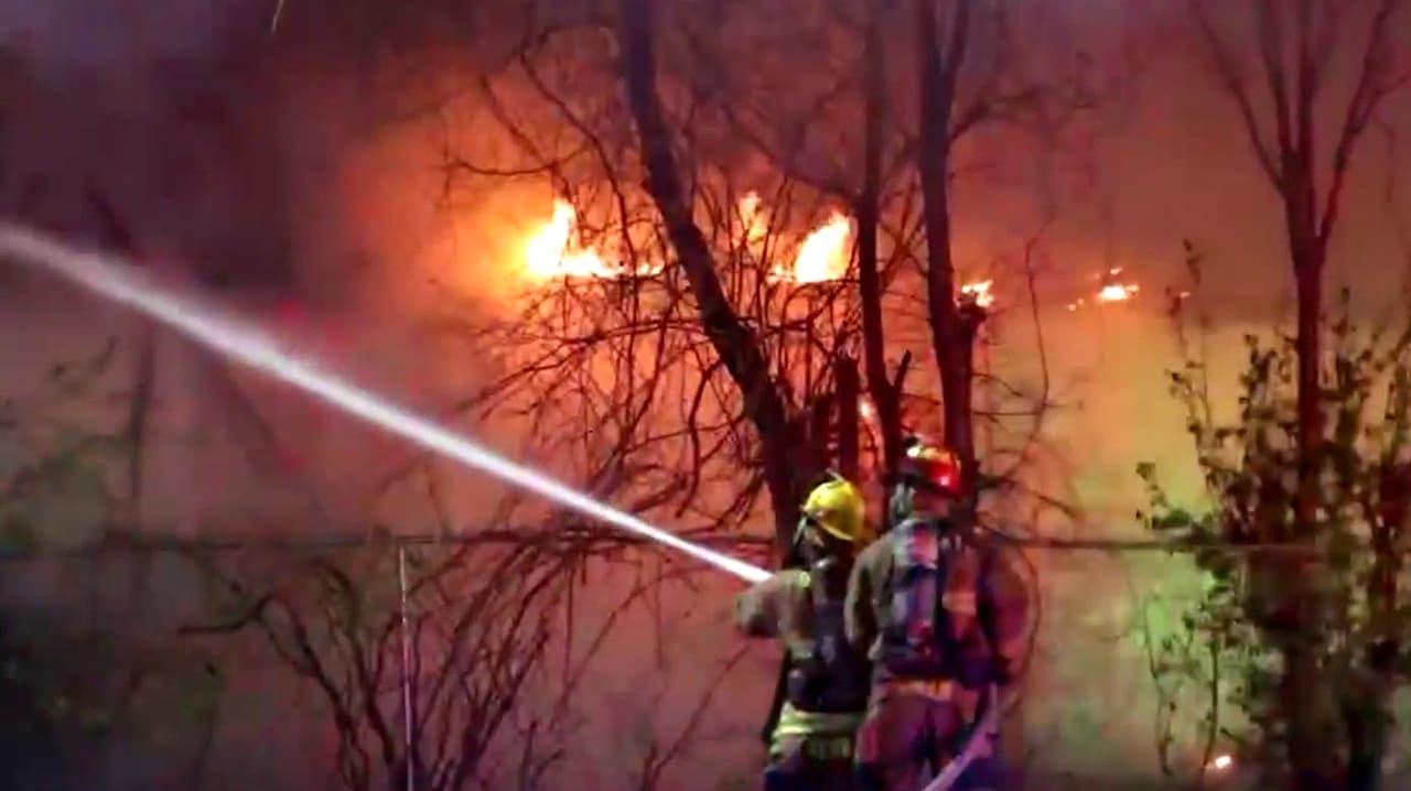 Iglesia queda destruida tras incendio en Dallas, Texas