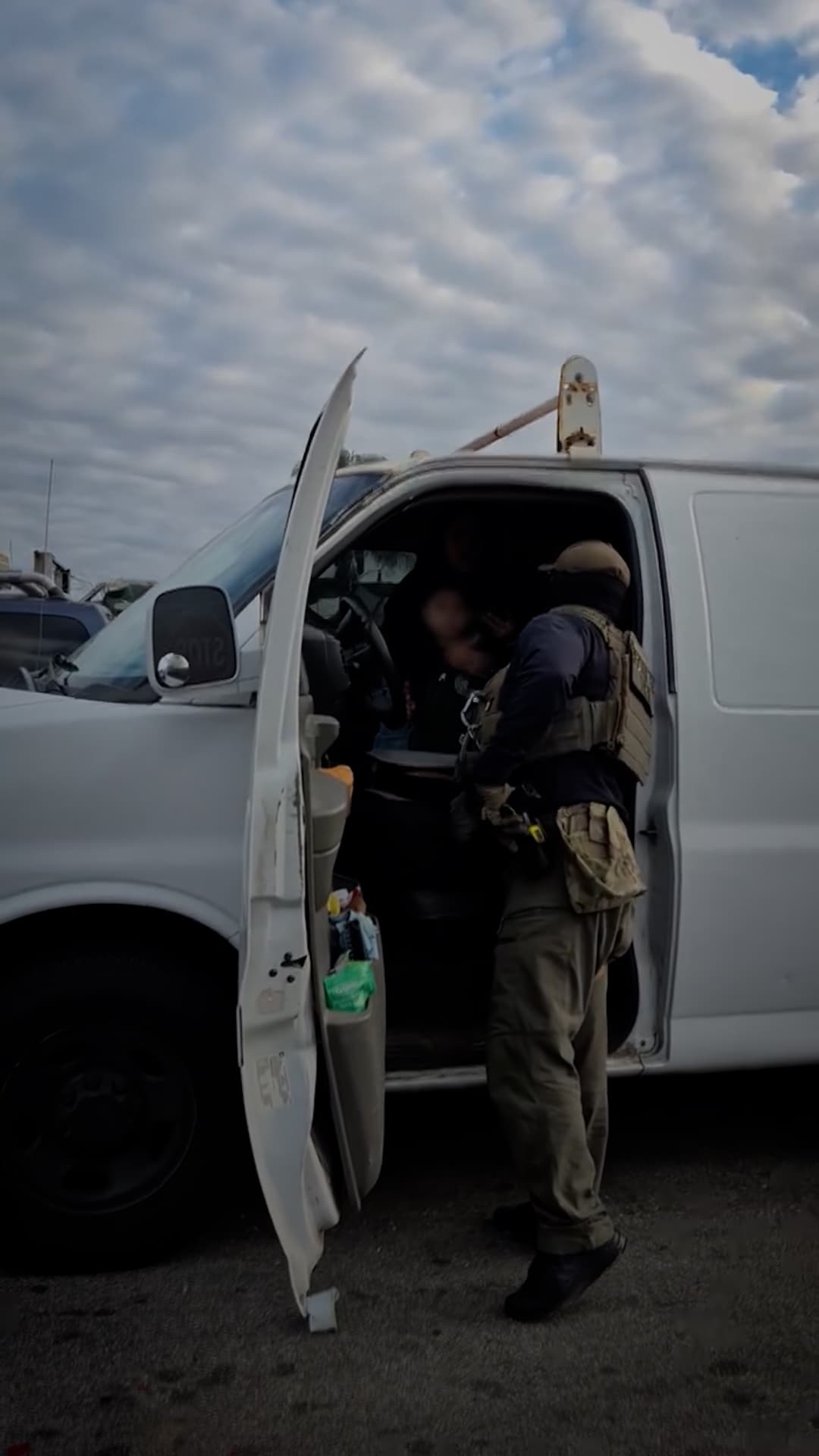 Agentes de ICE acorralan una camioneta con niños a bordo