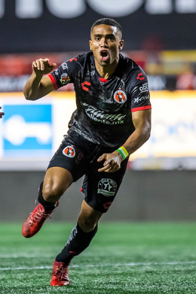 Manotas (6’) adelantó muy temprano a los locales y Castillo (90+5’) selló la victoria. Hacia el final del juego, León estuvo cerca de emparejar los cartones, pero el cancerbero de Xolos tuvo una buena actuación. Tijuana llegó a 12 puntos y ocupa el liderato de forma momentánea; León sólo ha sumado 4 unidades en la presente campaña.