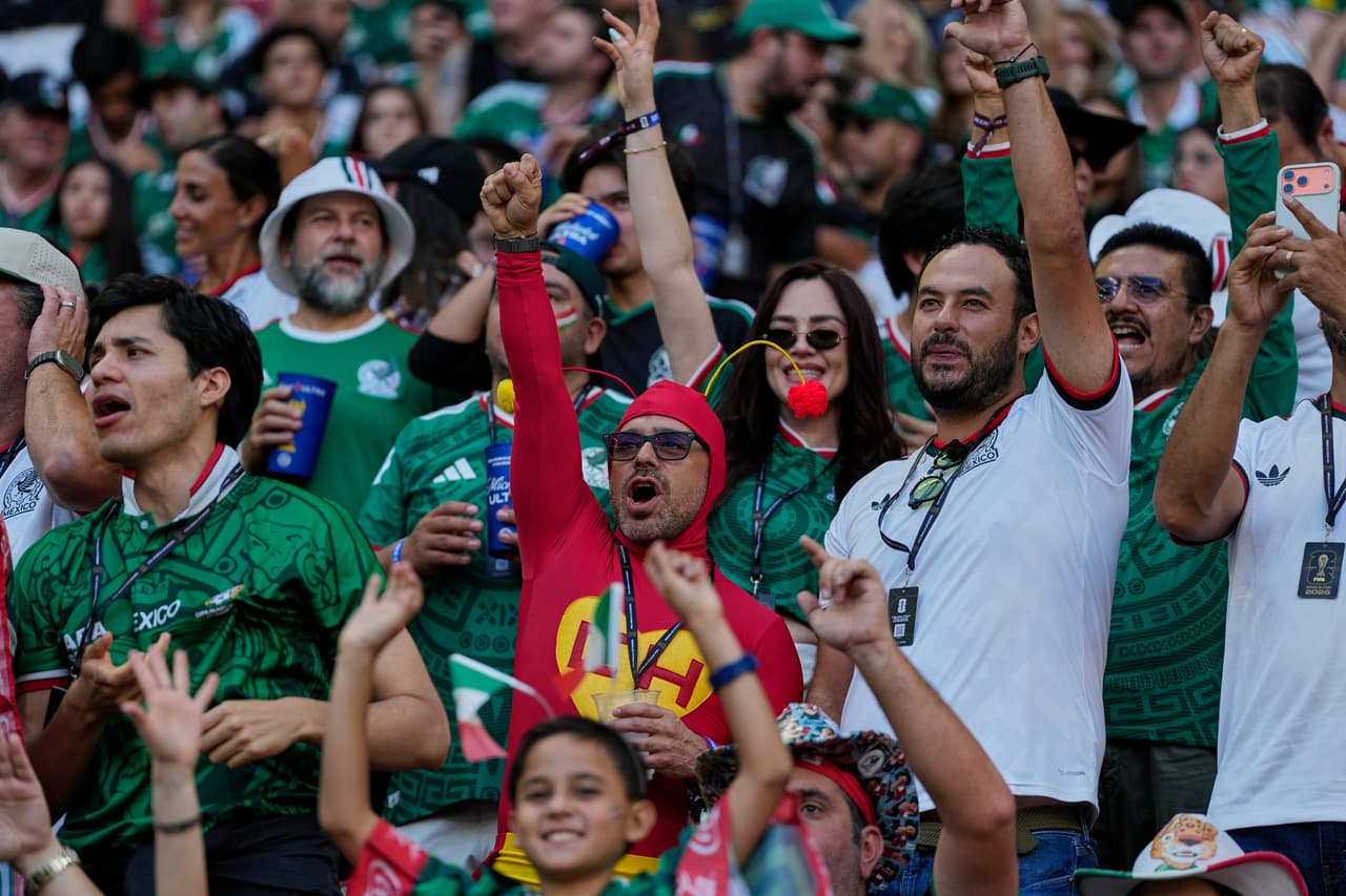 Aficionados mexicanos reaccionan antes del partido de fútbol del Grupo A de la Copa del Mundo entre México y Corea del Sur en Zapopan, cerca de Guadalajara.