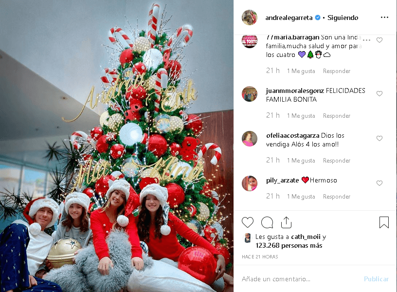 “¿Qué más se puede pedir? ¡
<b>Que éste diciembre traiga cosas maravillosas</b> a tu vida y la de tu familia! […] Erik Rubín, Nina Rubín y Mía Rubín disfrutando en pijamas este primer domingo de diciembre”, escribió Legarreta en una foto donde aparece junto a su esposo e hijas.