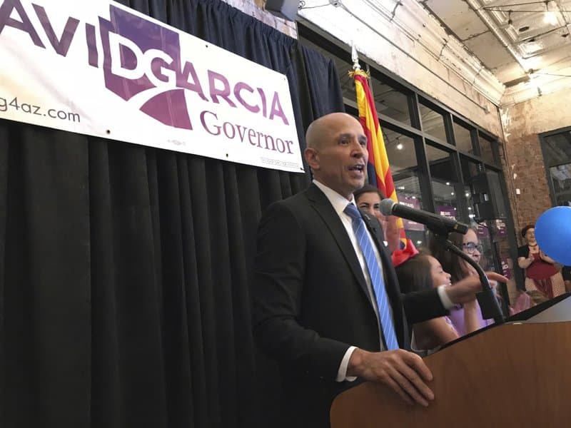 El candidato a la gobernación de Arizona, David García, habla a sus seguidores tras conocer su victoria en las elecciones primarias de este 28 de agosto.