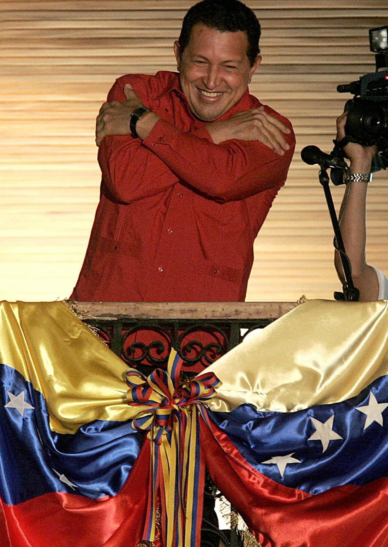 <b>Referendo Revocatorio</b>.En enero de 2003, el gobierno logró recuperar el control de la industria petrolera y despidió a 15,000 empleados. Esto provocó que los partidos de oposición rompieran la huelga a principios de febrero. Desde entonces, la lucha política contra Hugo Chávez se centró en la realización de un referéndum. Una negociación que involucró al Centro Carter, la Organización de Estados Americanos (OEA) y otros actores internacionales favoreció la realización de este referéndum el 16 agosto de 2004. Hugo Chávez resultó victorioso con el 59 % de los votos. Ese año se estableció un control cambiario que impidió a los venezolanos obtener divisas extranjeras libremente. A lo largo de estos años se han ensayado distintos tipos de cambio controlado, con dólares preferenciales para algunos importadores que han generado una de las principales fuentes de corrupción.