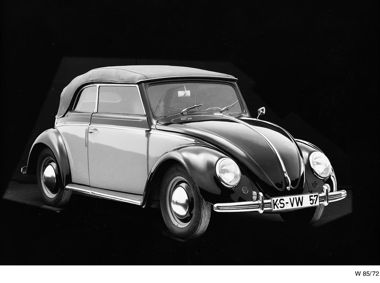 Este Volkswagen Tipo 1 Cabriolet de 1949 de dos tonos representaba el tope del lujo en la línea de compactos económicos. Este modelo probablemente fue destinado para la exportación a Estados Unidos.