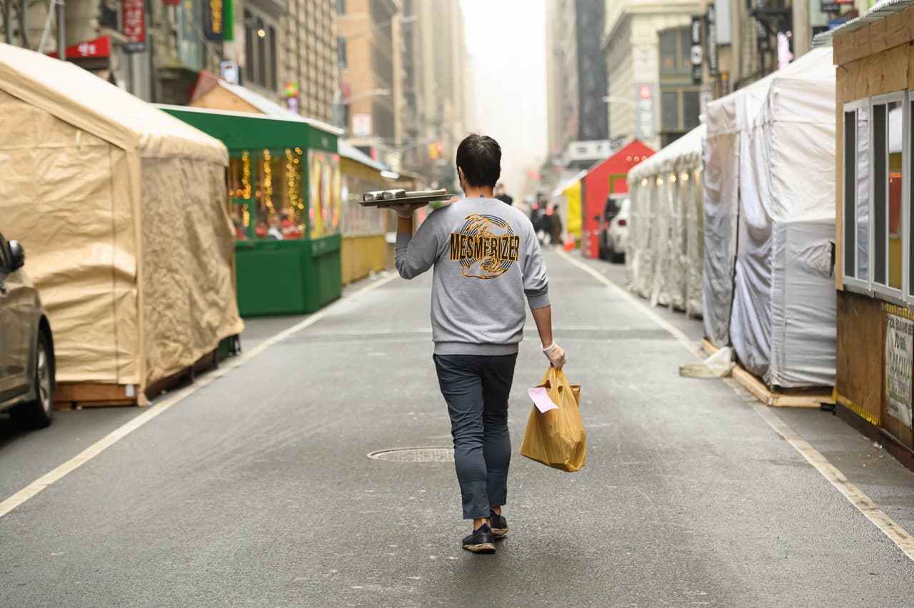 <b>3/ Abordar la crisis económica a corto plazo:</b>
<br>
<br>Cuomo dijo que se establecerán planes agresivos de construcción e infraestructura de transporte, además de generar muchos más empleos para los neoyorquinos.