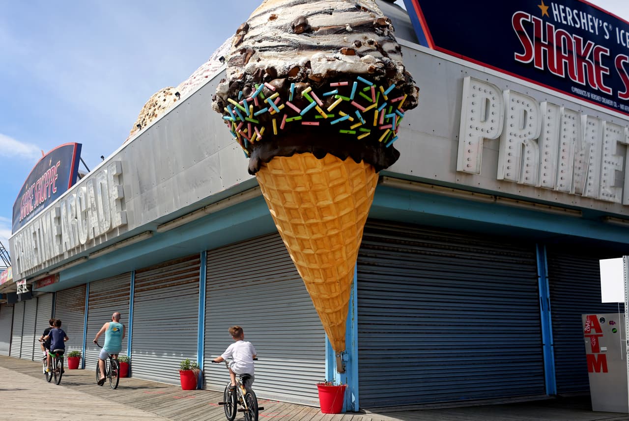 Viajeros andan en bicicleta.