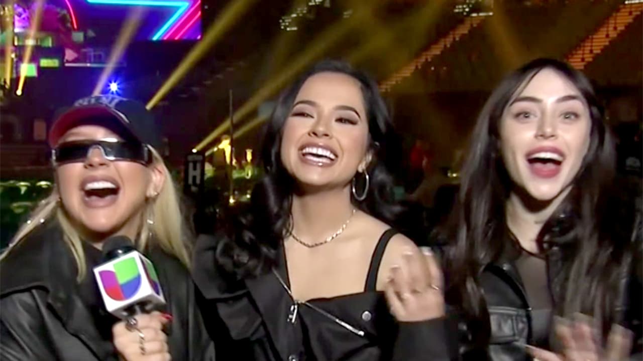 A Becky G le tocó ser traductora entre Christina Aguilera y Nicki Nicole en Latin GRAMMY 2021