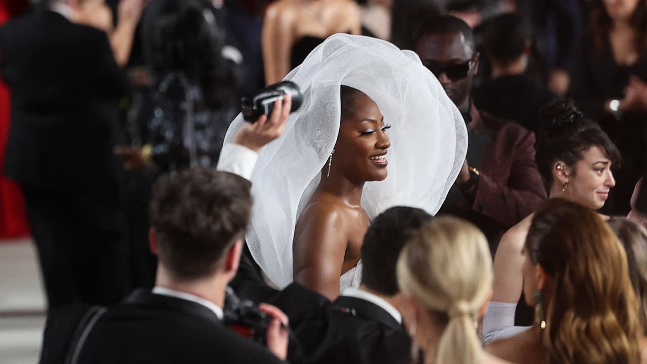 El tocado generó críticas y burlas pues hubo quienes aseguraron que el accesorio impidió la vista de quienes se sentaron detrás de la nigeriana.