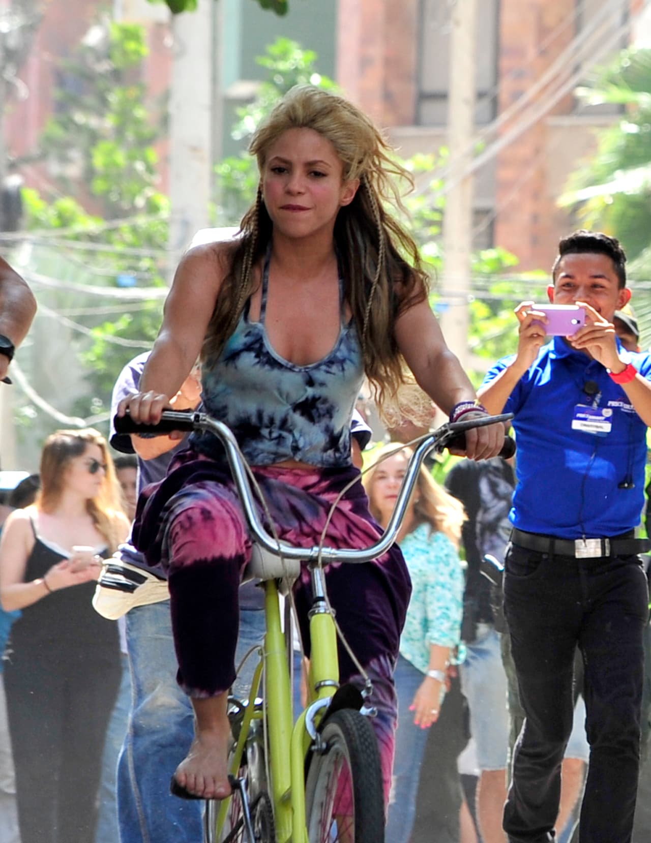 Resulta que una de las barras (porras) del equipo de futbol Peñarol, de Uruguay, adaptó la canción de los colombianos para que fuera uno de sus gritos en la cancha de juego.