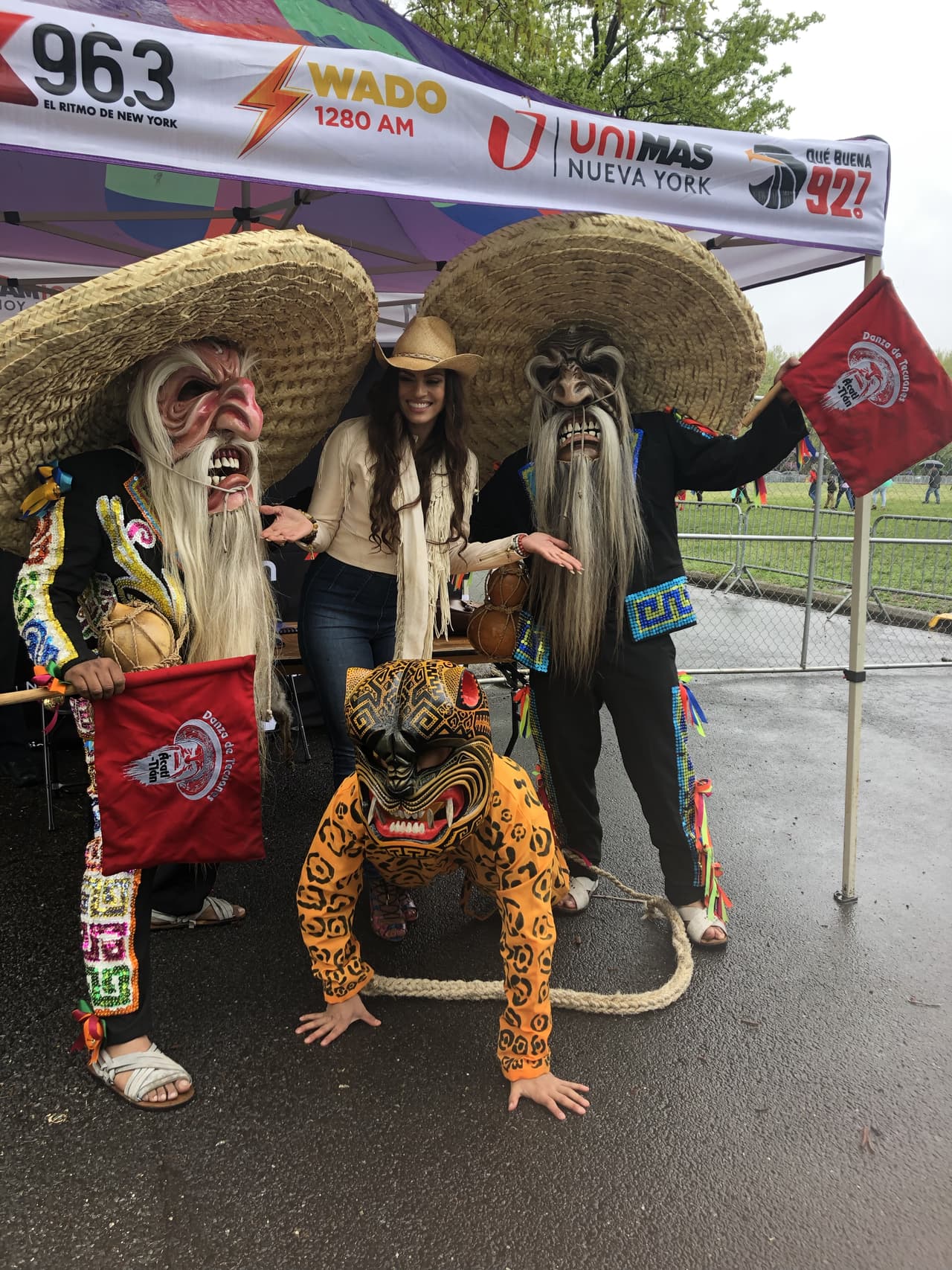 Temprano en la tarde llegó el equipo de Univision 41 y la X 96.3 para unirse a los festejos. Aquí vemos a Damarys Díaz, reportera de las mañanas, posando con los tradicionales muñecones mexicanos.