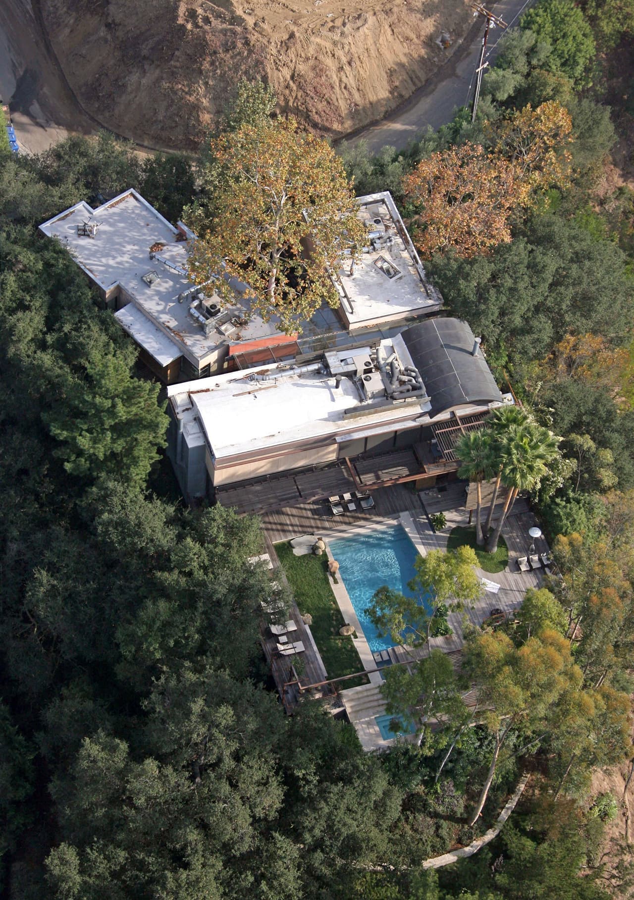 El cuerpo sin vida de Edenilson Steven Valle, un joven de 21 años, permaneció toda la noche del sábado en la piscina.