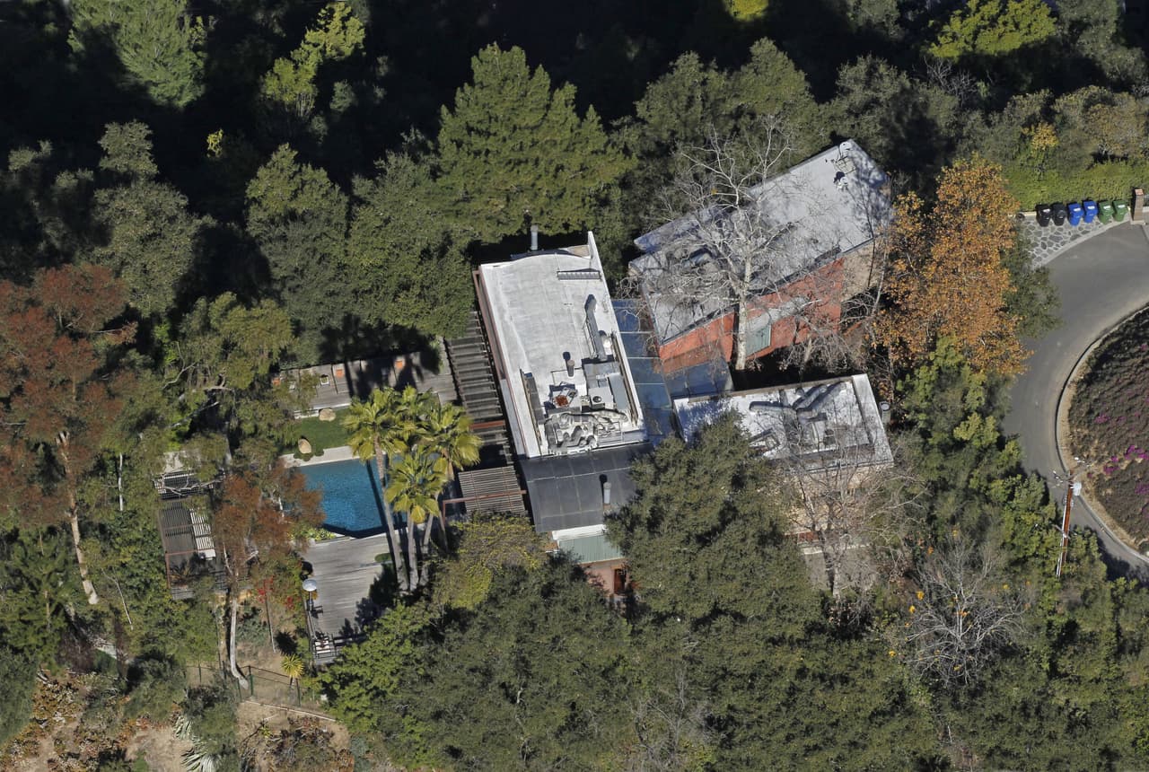 Un hombre muerto fue hallado en la piscina de su mansión de Beverly Hills.