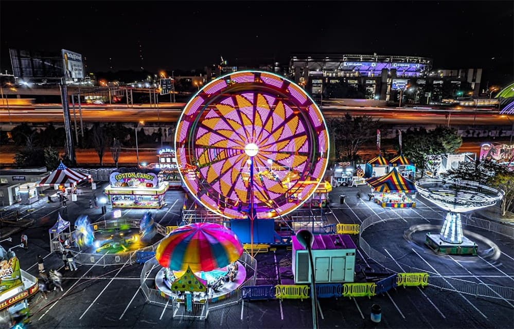 <b>Evento</b>: The Atlanta Fair
<br>
<b>Fecha</b>: 5 de noviembre
<br>
<b>Lugar</b>: Georgia State Stadium. 755 Hank Aaron Dr SE. Atlanta, GA. 30315
<br>
<b>Sitio web</b>: 
<a href="https://atlantafair.net/">https://atlantafair.net/</a> 
<br>
<br>Los asistentes a la feria comenzarán los meses de clima más fresco con juegos clásicos de carnaval, deliciosa comida de feria, emocionantes atracciones y juegos más suaves para los miembros más jóvenes de la familia.