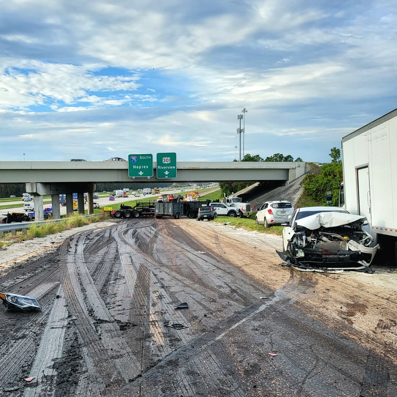 Un accidente múltiple en la intersección de la I-75 y Carretera Estatal 60, en Brandon, en el condado Hillsborough, dejó ocho personas heridas. La causa fue un camión que arrojó tierra mojada a la calle.