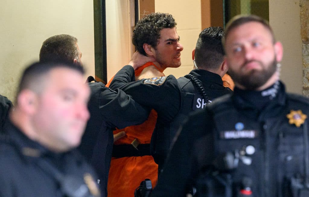 El arresto se produjo de manera fortuita en un McDonald's de Altoona, Pensilvania, después de que un cliente alertara a las autoridades al reconocer al sospechoso. "Todo empezó casi como una broma. Un amigo mío pensó que se parecía al tirador", relató un testigo que prefirió mantener su anonimato.