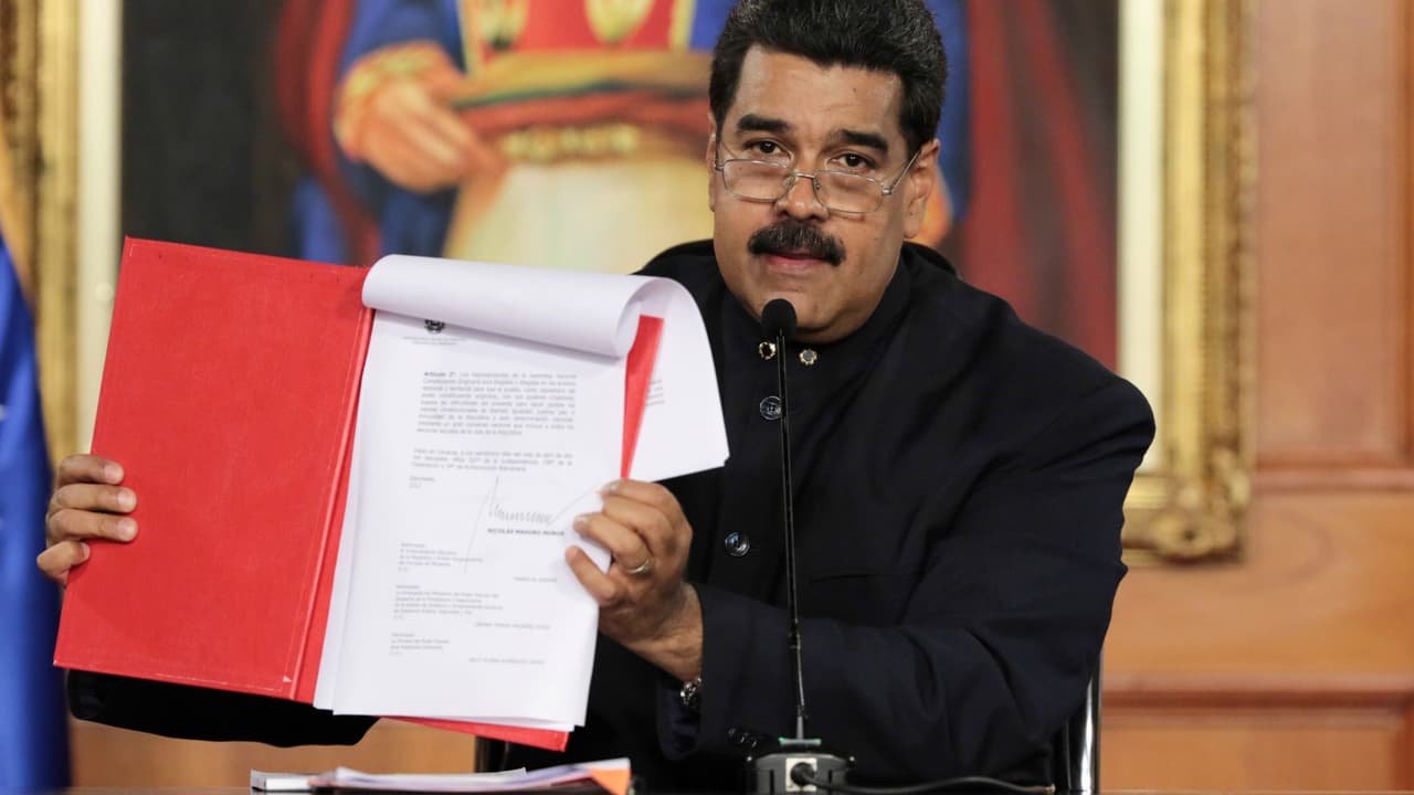 Maduro pide por decreto liquidar todos los poderes y redactar una Constitución a su medida