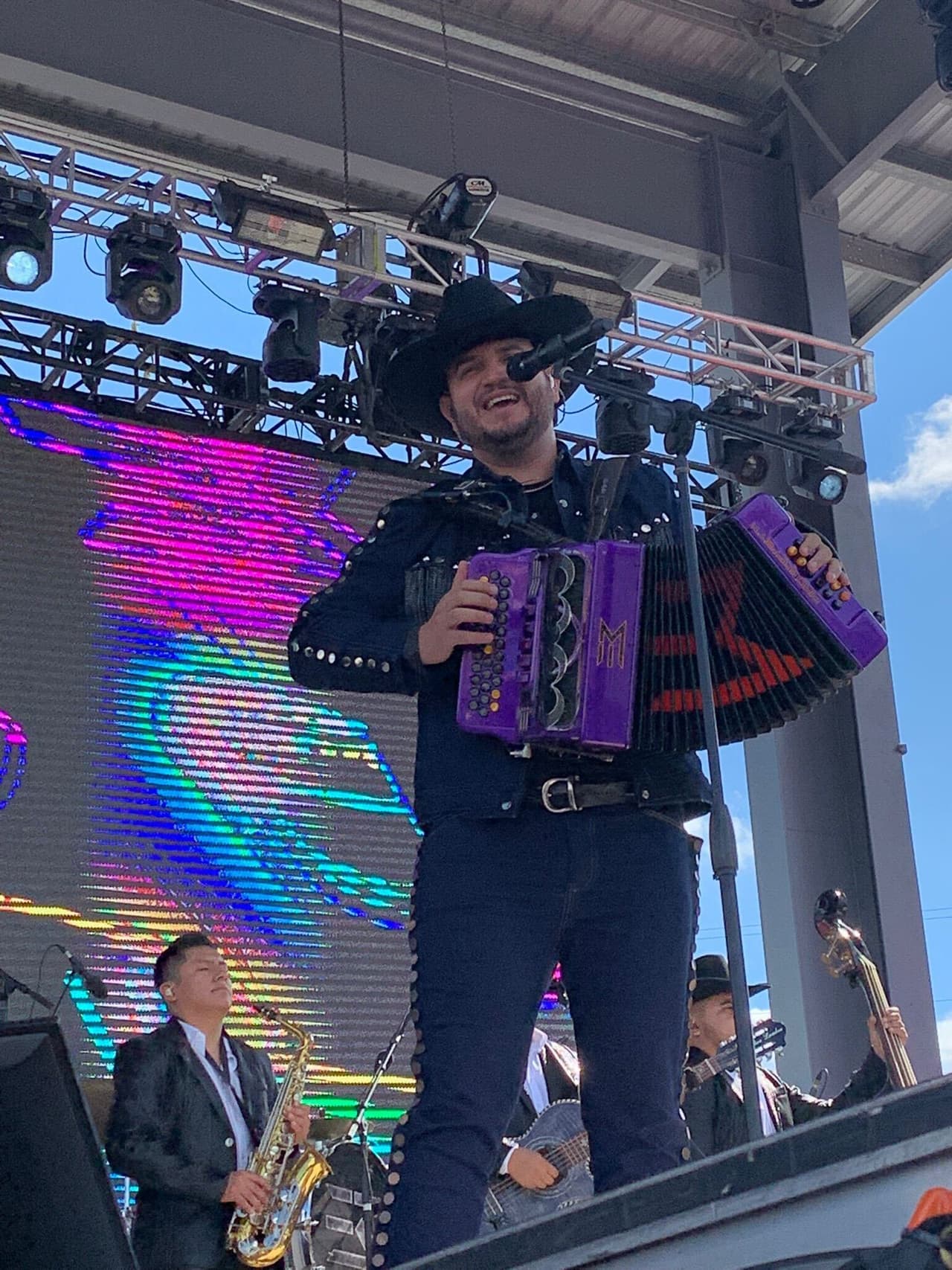 Edén Muñoz lo dejó todo en el escenario, cantando 'Chale' y las rolas que lo han puesto en los primeros lugares de los listados musicales.