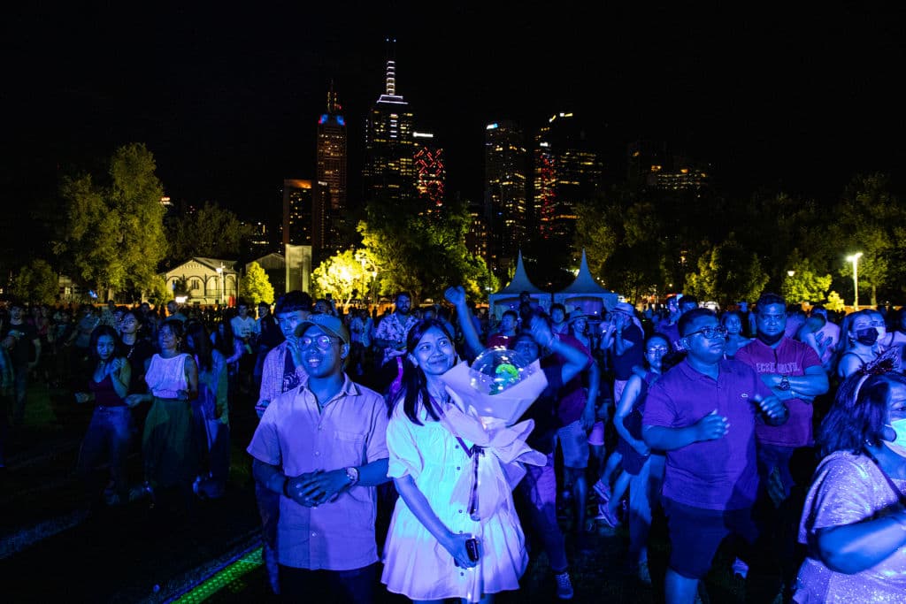 La primera gran ciudad del mundo en recibir el Año Nuevo, a las 6:00 ET, no es Sidney sino 
<b>Auckland, en Nueva Zelanda, </b>pero allí este año se cancelaron las celebraciones masivas y los fuegos artificiales por la pandemia del coronavirus. 
<b>En Melbourne, Australia,</b> sí se han podido ver imágenes como esta: personas reunidas en un parque para dar la bienvenida al 2022.