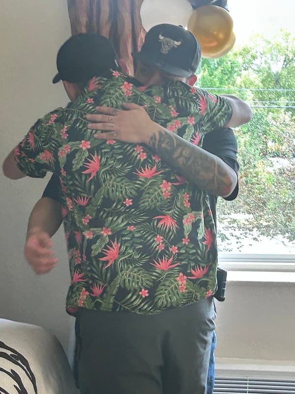 La orden de liberación del tribunal de Tennessee 
<b>requiere que Ábrego García viaje directamente a Maryland, donde estará en detención domiciliaria con su hermano, </b>quien fue designado como su custodio externo. Se le requiere someterse a un monitoreo electrónico y sólo puede salir de la casa para trabajar, acudir a servicios religiosos y otras actividades previamente aprobadas.