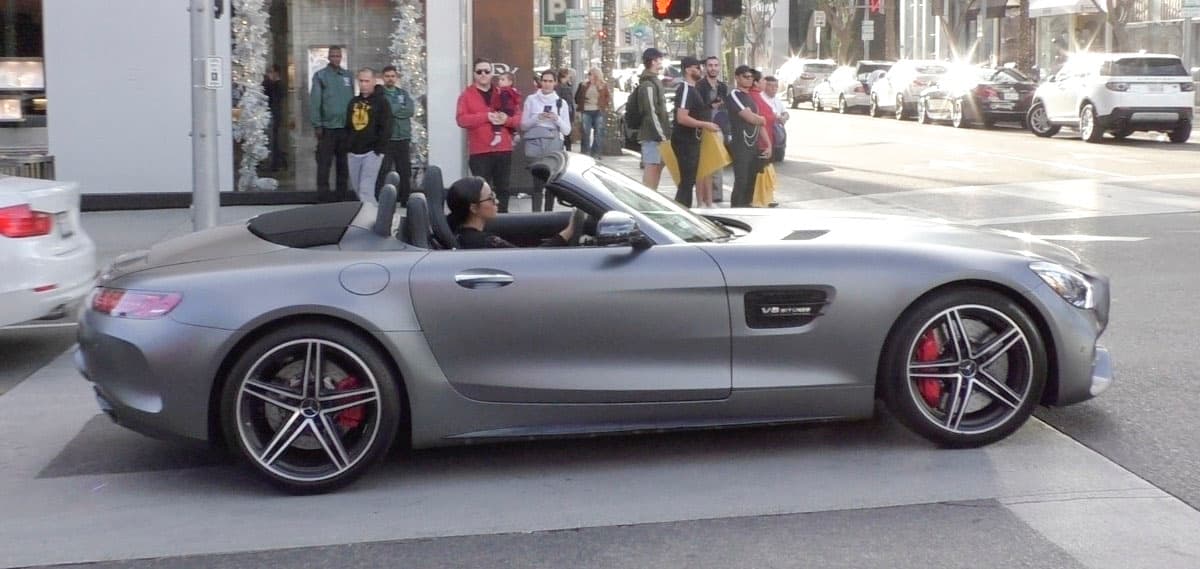 Como puedes ver, 
<b>el auto robó miradas a su paso, más que la propia Demi Lovato.</b> No nos queda más que celebrar el buen gusto de la cantante.