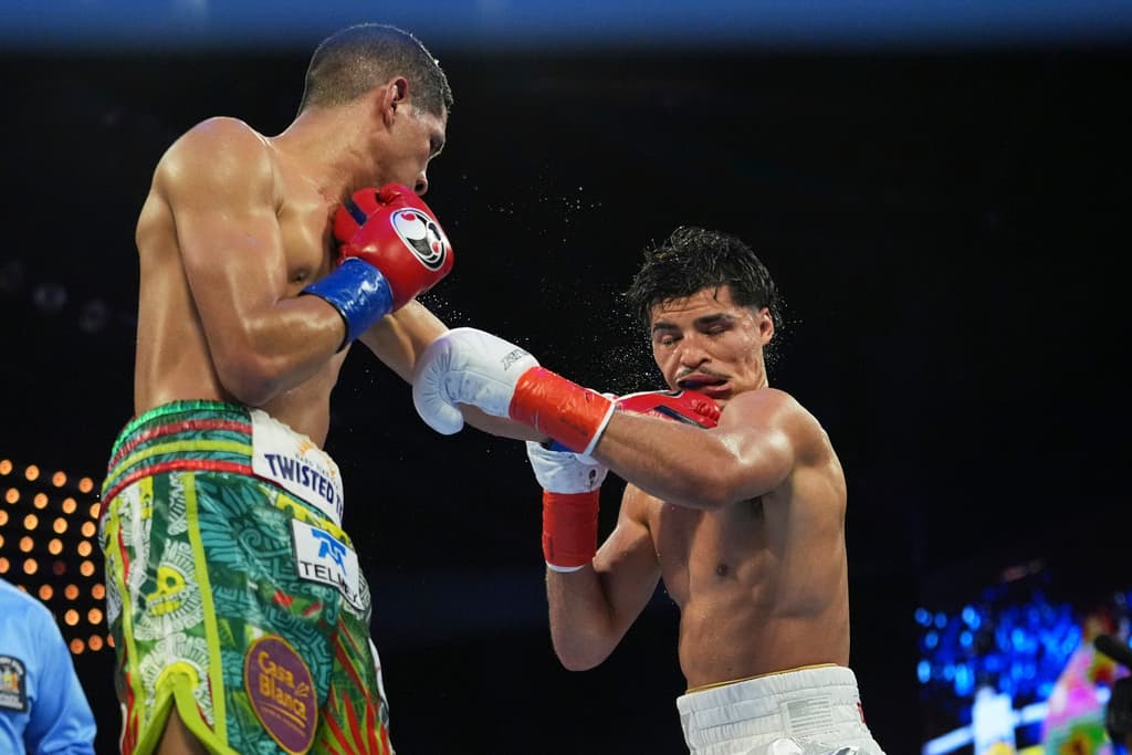 Xander Zayas informó que
<b> regresará a Puerto Rico este martes, 29 de julio,</b> cuando se espera que su fanaticada lo reciba y celebre, tal como han hecho con exponentes del boxeo en la isla, como
<b><a href="https://www.univision.com/local/puerto-rico-wlii/tito-trinidad-presente-en-el-paro-nacional-en-puerto-rico-video" target="_blank">Félix 'Tito' Trinidad</a> </b>y
<b>Miguel Cotto</b>, entre otros.