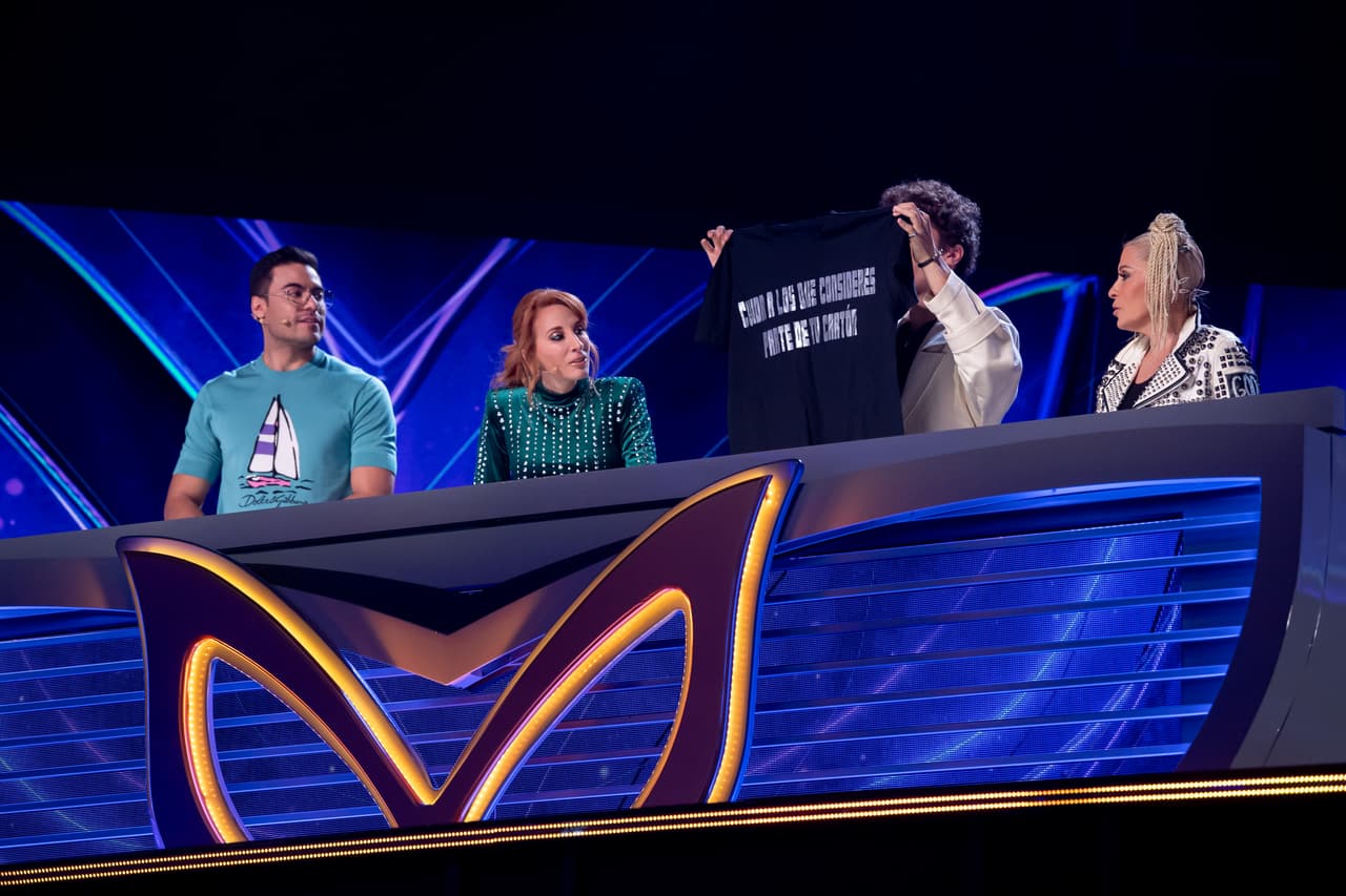 La frase que disparó a los investigadores fue, “Cuida a los que consideres parte de tu cantón”. Mónica y Carlos están convencidos de que Sergio Mayer Mori está tras la máscara de Hueva, mientras que Yuri cree que es Emilio Osorio y Juanpa que se trata de Zaak.