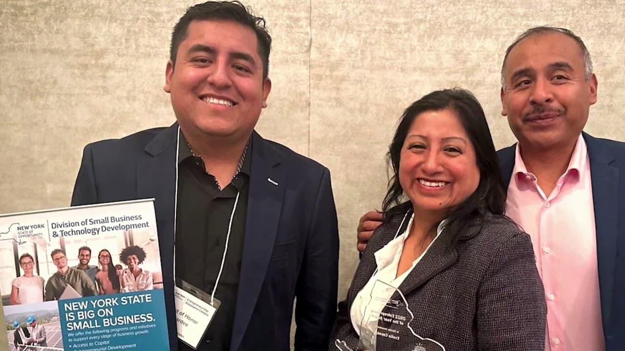 Vendía tamales en una estación de tren y ahora es dueña de su negocio