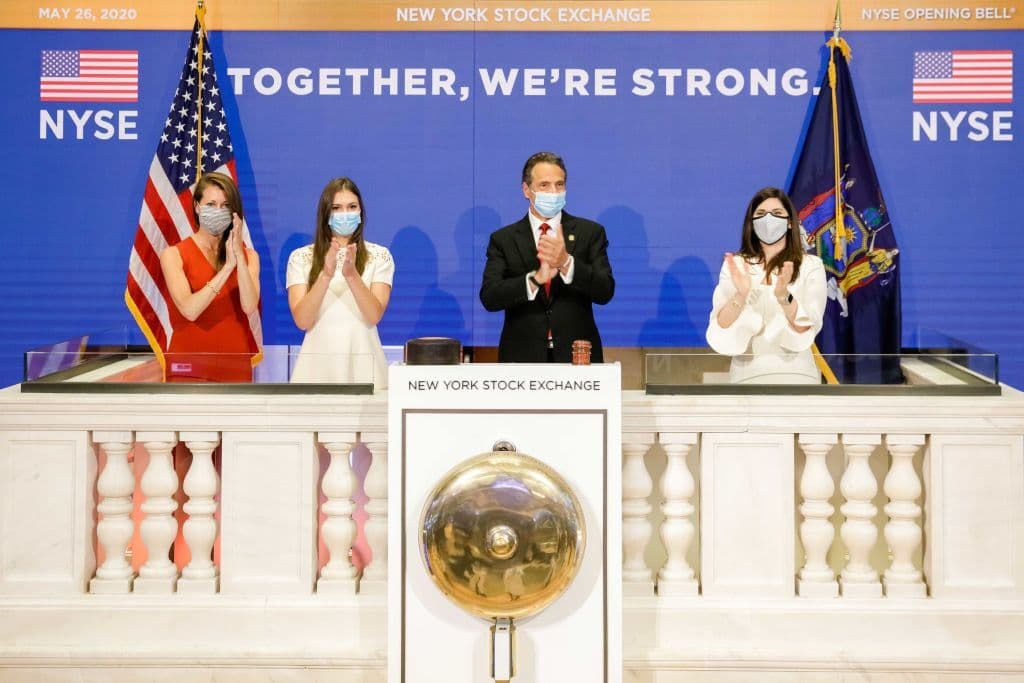 En esta imagen proporcionada por la Bolsa de Nueva York (NYSE), el gobernador Andrew Cuomo toca el timbre de apertura para marcar la reapertura del piso comercial.