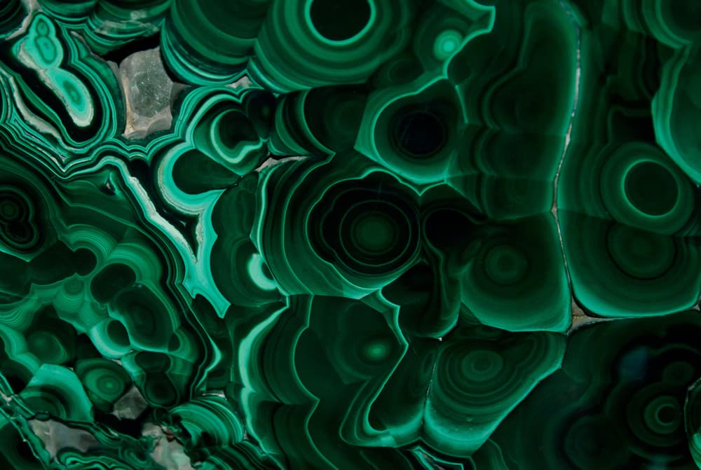 El beneficio importante de la malaquita es que amplifica las energías positivas. Es, sin duda, una piedra protectora, ya que se encarga de absorber las energías negativas que ensucian nuestro cuerpo y alma, además de lo que viene del ambiente.