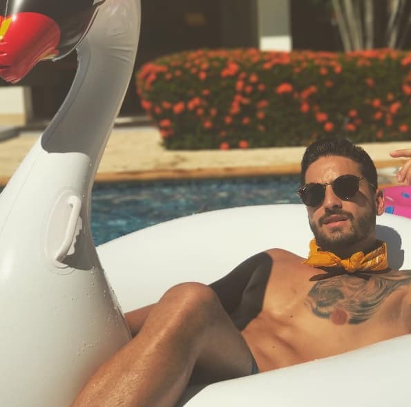 Bien que sabe cómo pasarla bien, disfrutando de la piscina sobre un cisne inflable.